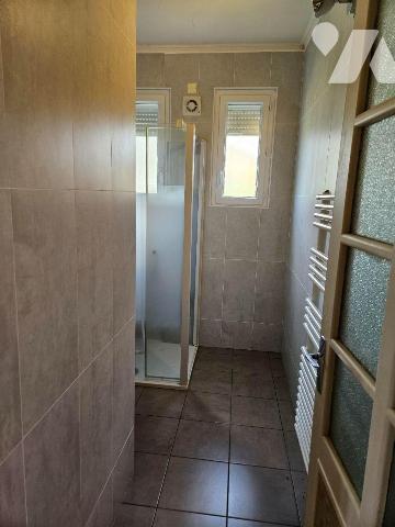 Une maison de ville avec vie de plain-pied,  garage et jardin comprenant : entrée, cuisine, séj...