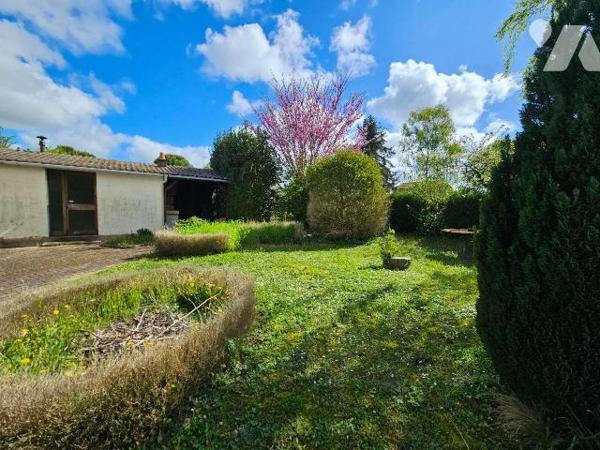 Une maison de ville avec vie de plain-pied,  garage et jardin comprenant : entrée, cuisine, séj...