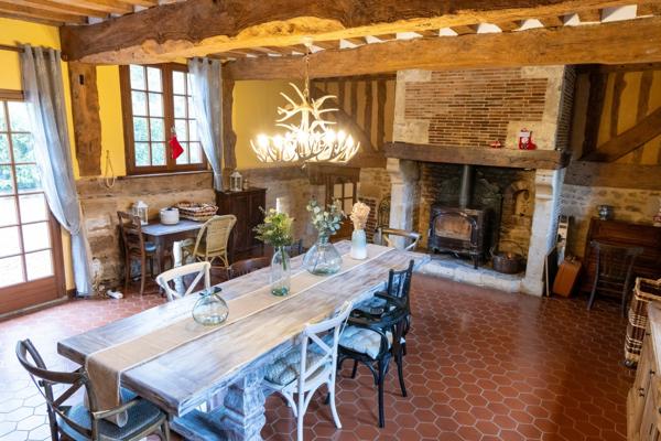 Maison Ancienne de Standing avec Piscine et Vue Campagne