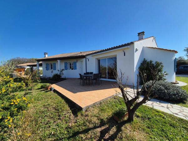 Prestation qualitative : Plain-Pied de 125 m2, parcelle paysagée de 1400 m2, piscine et paillotte