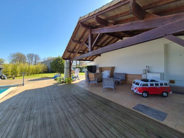 Prestation qualitative : Plain-Pied de 125 m2, parcelle paysagée de 1400 m2, piscine et paillotte