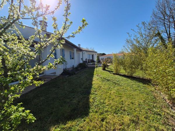 Prestation qualitative : Plain-Pied de 125 m2, parcelle paysagée de 1400 m2, piscine et paillotte