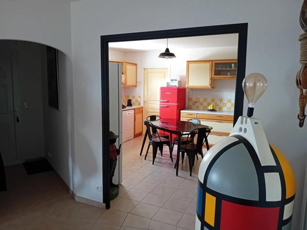 Prestation qualitative : Plain-Pied de 125 m2, parcelle paysagée de 1400 m2, piscine et paillotte