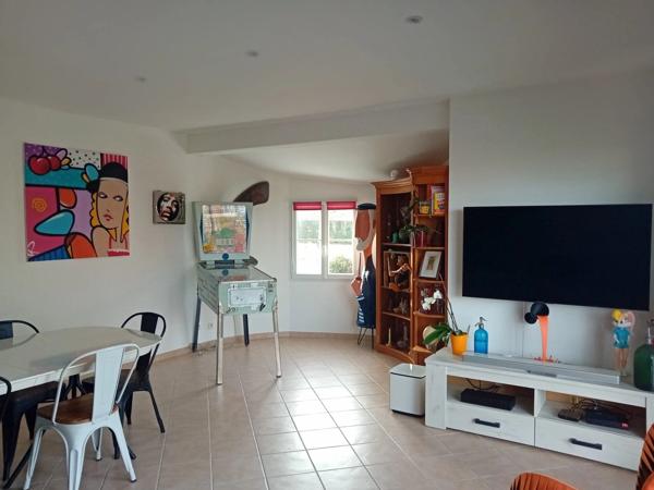 Prestation qualitative : Plain-Pied de 125 m2, parcelle paysagée de 1400 m2, piscine et paillotte