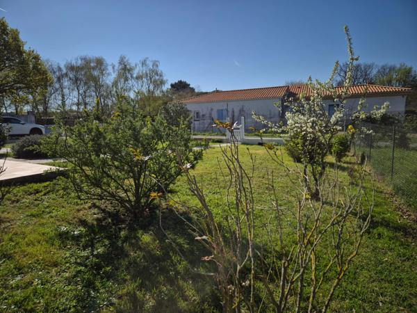 Prestation qualitative : Plain-Pied de 125 m2, parcelle paysagée de 1400 m2, piscine et paillotte