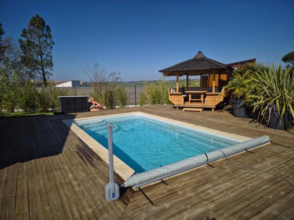 Prestation qualitative : Plain-Pied de 125 m2, parcelle paysagée de 1400 m2, piscine et paillotte