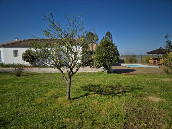 Prestation qualitative : Plain-Pied de 125 m2, parcelle paysagée de 1400 m2, piscine et paillotte