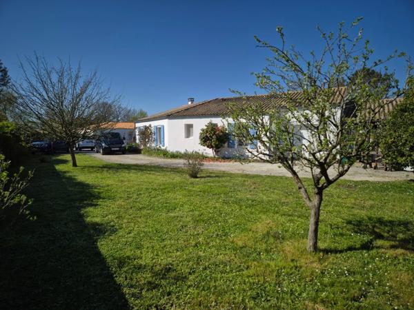 Prestation qualitative : Plain-Pied de 125 m2, parcelle paysagée de 1400 m2, piscine et paillotte