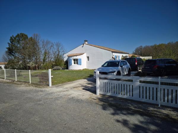 Prestation qualitative : Plain-Pied de 125 m2, parcelle paysagée de 1400 m2, piscine et paillotte