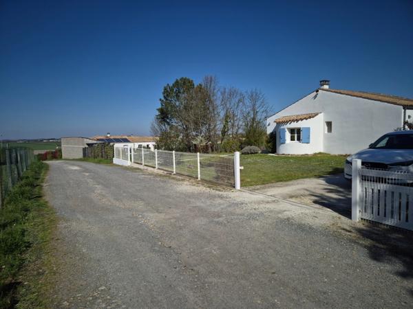 Prestation qualitative : Plain-Pied de 125 m2, parcelle paysagée de 1400 m2, piscine et paillotte