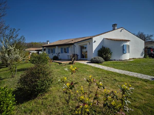 Prestation qualitative : Plain-Pied de 125 m2, parcelle paysagée de 1400 m2, piscine et paillotte