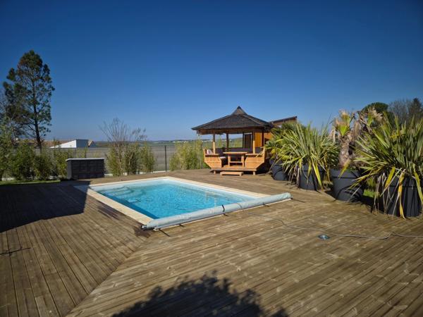 Prestation qualitative : Plain-Pied de 125 m2, parcelle paysagée de 1400 m2, piscine et paillotte