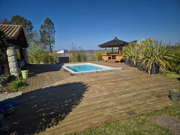 Prestation qualitative : Plain-Pied de 125 m2, parcelle paysagée de 1400 m2, piscine et paillotte