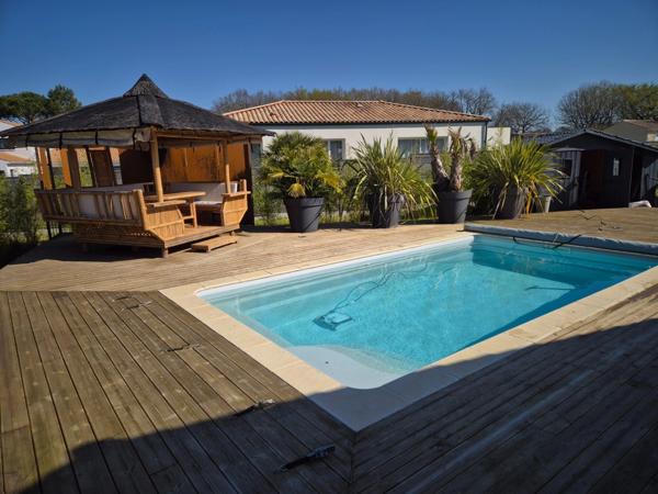 Prestation qualitative : Plain-Pied de 125 m2, parcelle paysagée de 1400 m2, piscine et paillotte