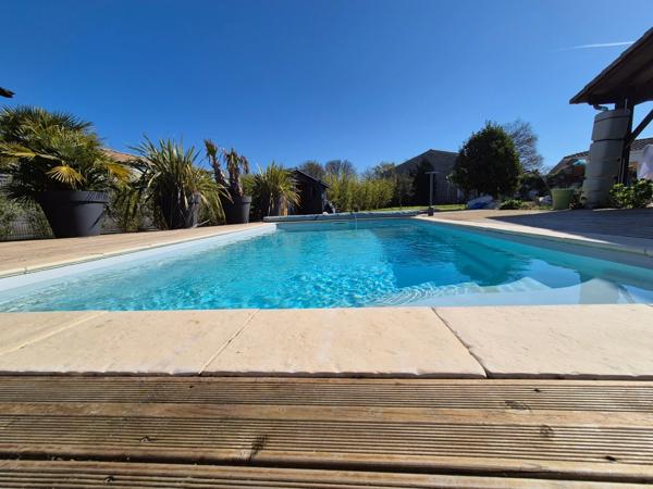 Prestation qualitative : Plain-Pied de 125 m2, parcelle paysagée de 1400 m2, piscine et paillotte