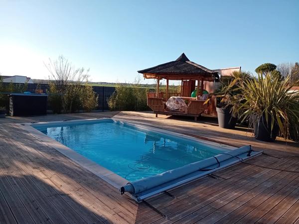 Prestation qualitative : Plain-Pied de 125 m2, parcelle paysagée de 1400 m2, piscine et paillotte