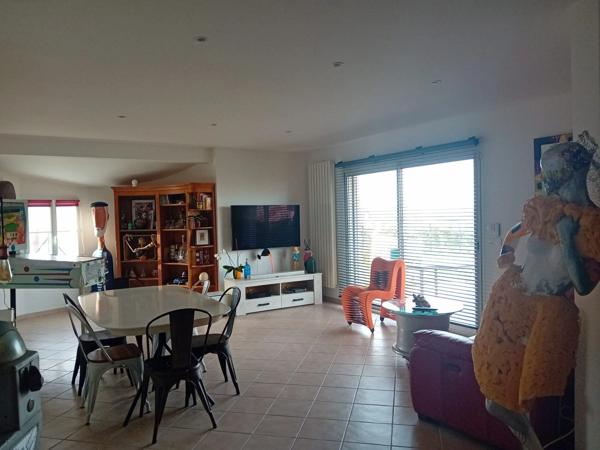 Prestation qualitative : Plain-Pied de 125 m2, parcelle paysagée de 1400 m2, piscine et paillotte