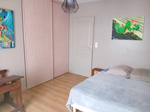 Prestation qualitative : Plain-Pied de 125 m2, parcelle paysagée de 1400 m2, piscine et paillotte