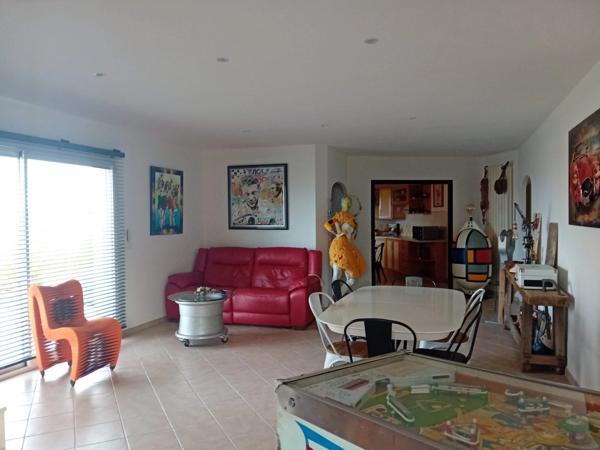 Prestation qualitative : Plain-Pied de 125 m2, parcelle paysagée de 1400 m2, piscine et paillotte