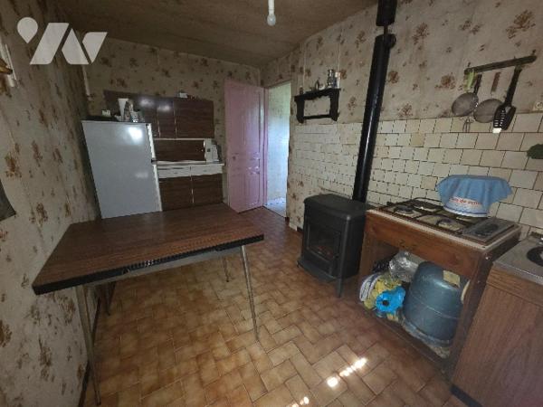 A 5MN D'YVETOT, longère de plain pied d'~75m², 2 chambres, cellier sur terrain ~1830 m².