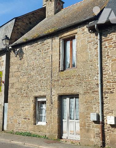 Maison avec courette centre bourg comprenant une cuisine, une salle à manger, un WC. A l'étage ...