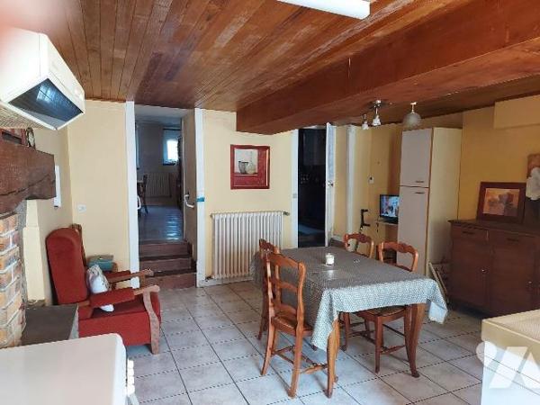 Maison avec courette centre bourg comprenant une cuisine, une salle à manger, un WC. A l'étage ...