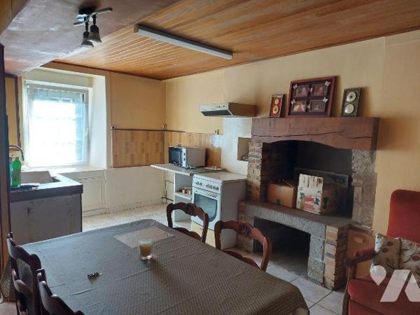 Maison avec courette centre bourg comprenant une cuisine, une salle à manger, un WC. A l'étage ...