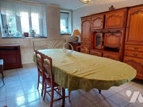 Maison avec courette centre bourg comprenant une cuisine, une salle à manger, un WC. A l'étage ...