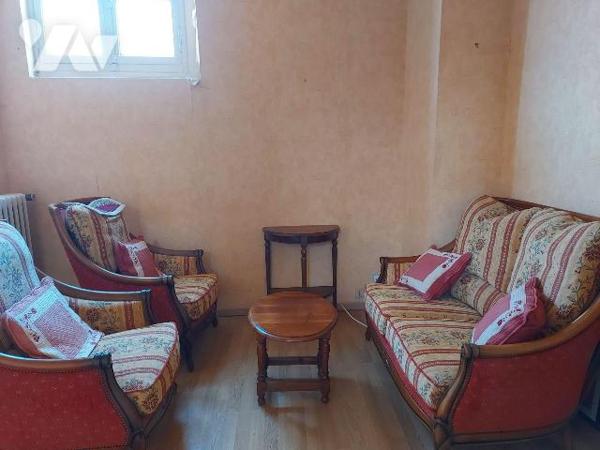 Maison avec courette centre bourg comprenant une cuisine, une salle à manger, un WC. A l'étage ...