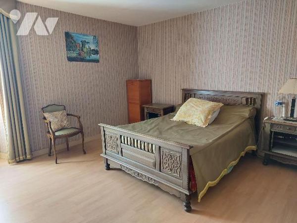 Maison avec courette centre bourg comprenant une cuisine, une salle à manger, un WC. A l'étage ...