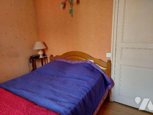 Maison avec courette centre bourg comprenant une cuisine, une salle à manger, un WC. A l'étage ...