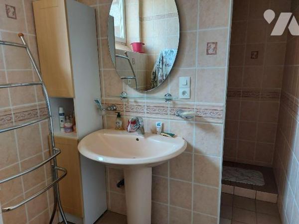 Maison avec courette centre bourg comprenant une cuisine, une salle à manger, un WC. A l'étage ...