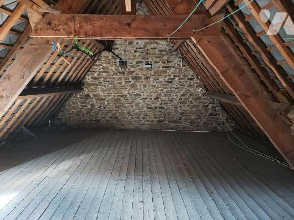 Maison avec courette centre bourg comprenant une cuisine, une salle à manger, un WC. A l'étage ...