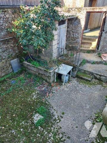 Maison avec courette centre bourg comprenant une cuisine, une salle à manger, un WC. A l'étage ...