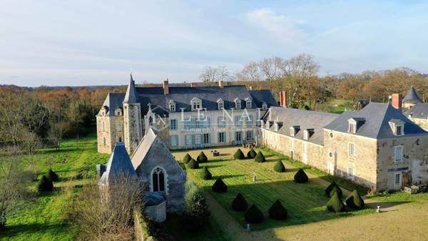 Exceptionnel château des XVe et XVIIe siècles ISMH en Haut-Anjou