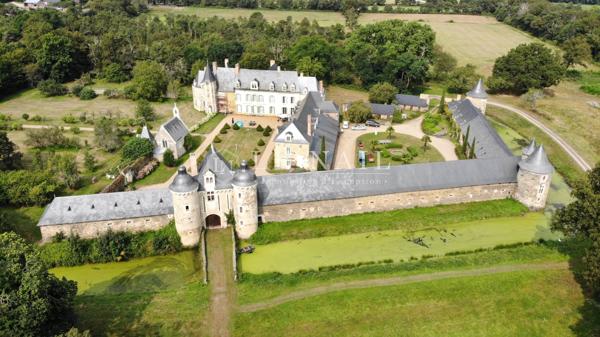 Exceptionnel château des XVe et XVIIe siècles ISMH en Haut-Anjou