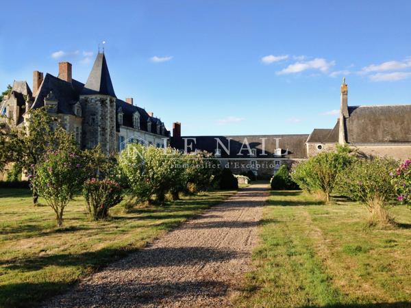 Exceptionnel château des XVe et XVIIe siècles ISMH en Haut-Anjou
