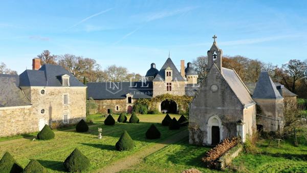 Exceptionnel château des XVe et XVIIe siècles ISMH en Haut-Anjou