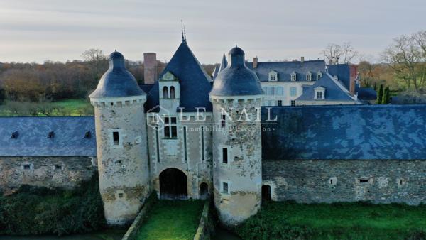 Exceptionnel château des XVe et XVIIe siècles ISMH en Haut-Anjou