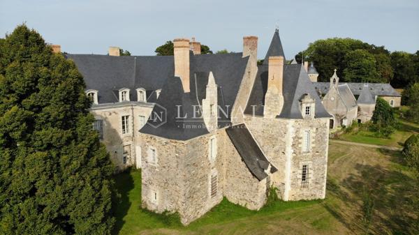 Exceptionnel château des XVe et XVIIe siècles ISMH en Haut-Anjou