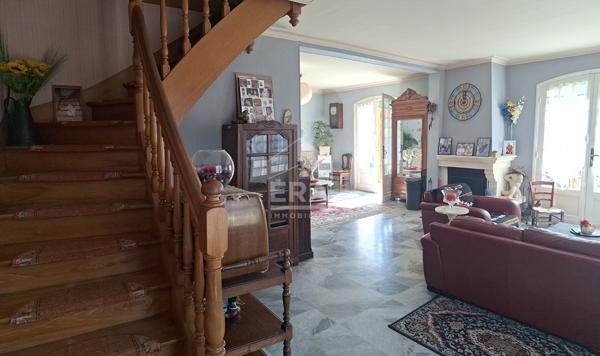 Maison périgourdine proche de la zone commerciale de Montpon Ménestérol.