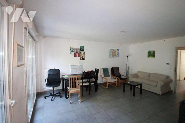 Proche du parc de Malo, appartement de 2011 de 73.77 m² de surface habitable, situé au 2ème éta...