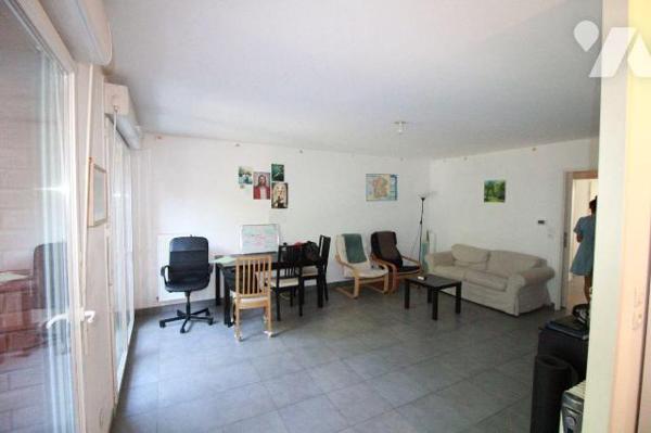 Proche du parc de Malo, appartement de 2011 de 73.77 m² de surface habitable, situé au 2ème éta...