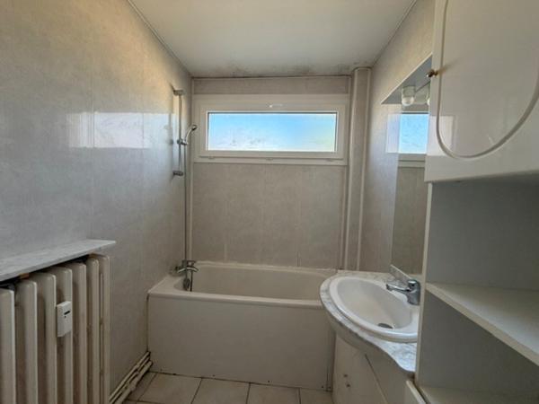Appartement
                                                                                                                                                                                                                                                                                                                        4 pièce(s)                                                                                                                                                                                                          3 chambre(s)                                                                                                                                                                                                          98  m²