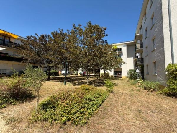 Appartement
                                                                                                                                                                                                                                                                                                                        4 pièce(s)                                                                                                                                                                                                          3 chambre(s)                                                                                                                                                                                                          98  m²