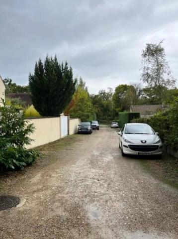 Terrain à bâtir dans le village de Thomery.
