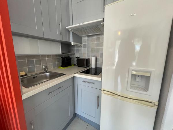 Appartement La Grande Motte de 27 M2 (20,5 loi carrez) dont 6 M2 de loggia fermée par VR électrique et séparation plastifiée