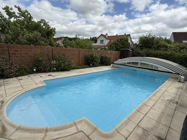Location                                                      Maison
                        
                     8 pièces                                         à Combs-la-Ville