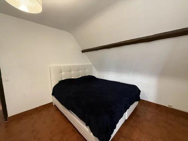 Location                                                      Maison
                        
                     8 pièces                                         à Combs-la-Ville