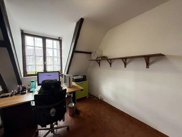 Location                                                      Maison
                        
                     8 pièces                                         à Combs-la-Ville
